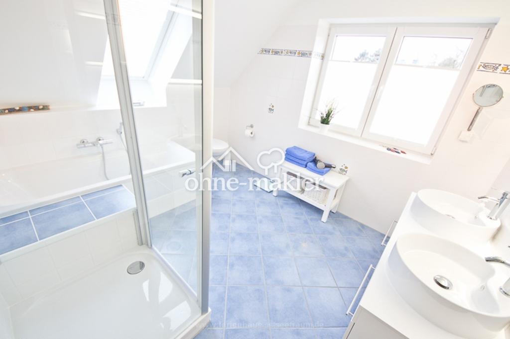 Bad OG mit Dusche, Wanne, ...