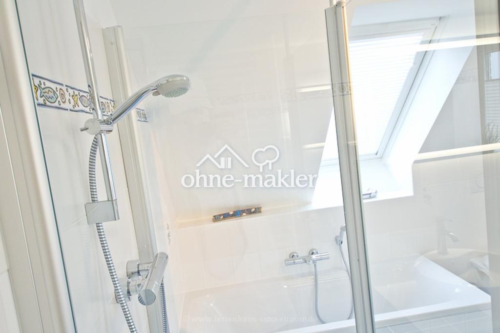 Bad OG mit Dusche, Wanne, ...