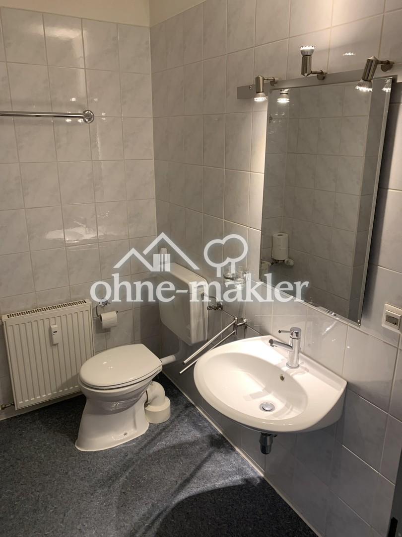 Ruhige Dachgeschosswohnung mit Einbauküche und Stellplatz - Photo 2