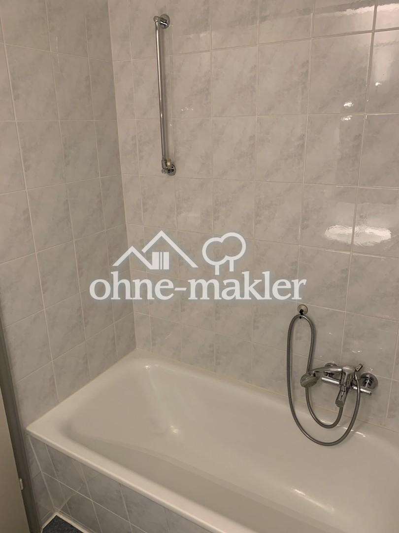 Ruhige Dachgeschosswohnung mit Einbauküche und Stellplatz - Photo 3
