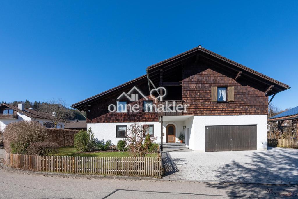 Eingang und Doppelgarage