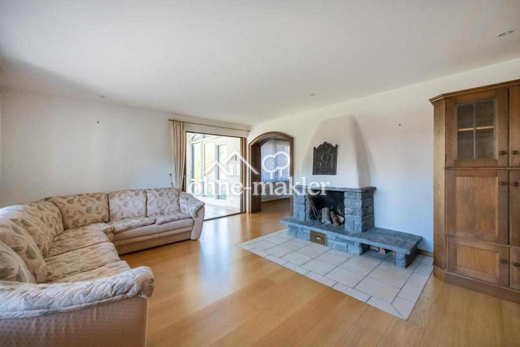 Wohnzimmer mir offenem Kamin