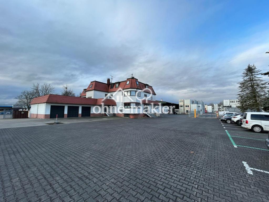 Zufahrt / Büro- u. Wohngebäude