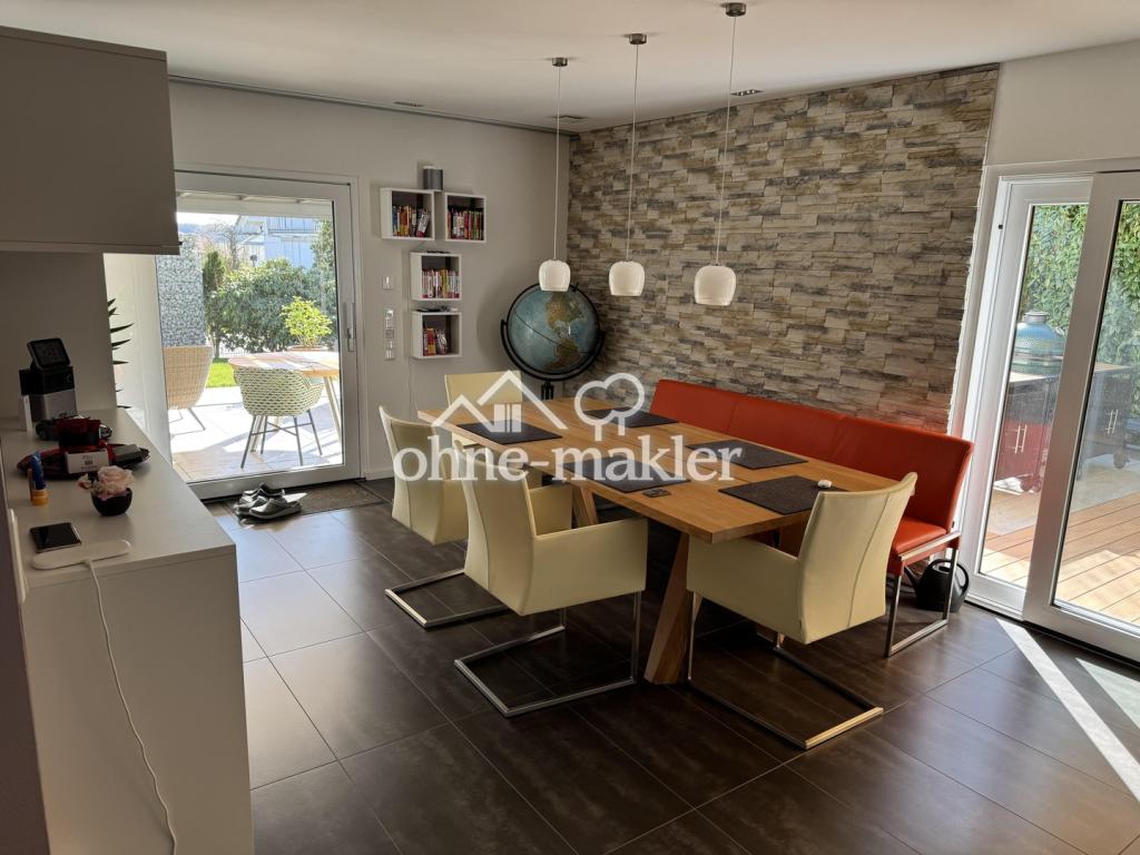 geräumiges Esszimmer