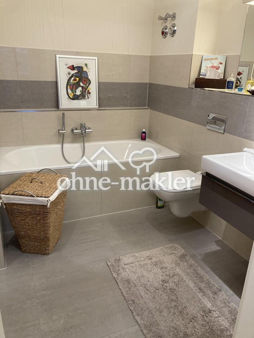 Bad mit Dusche und Wanne