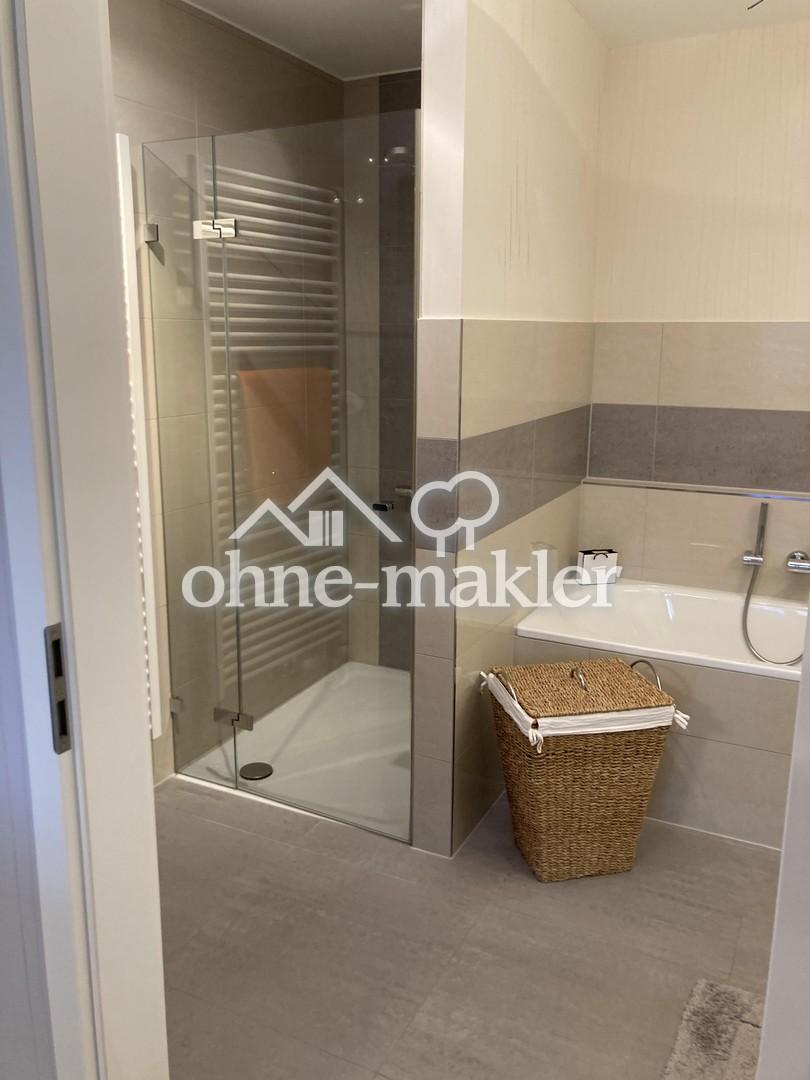 Bad mit Dusche und Wanne