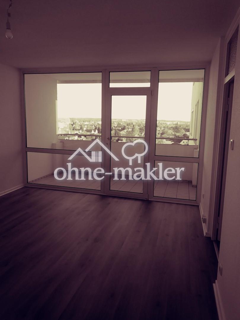 Wohnzimmer mit Balkon