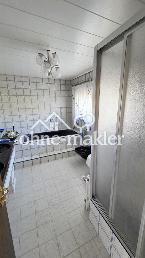 Badezimmer mit Dusche und Bade