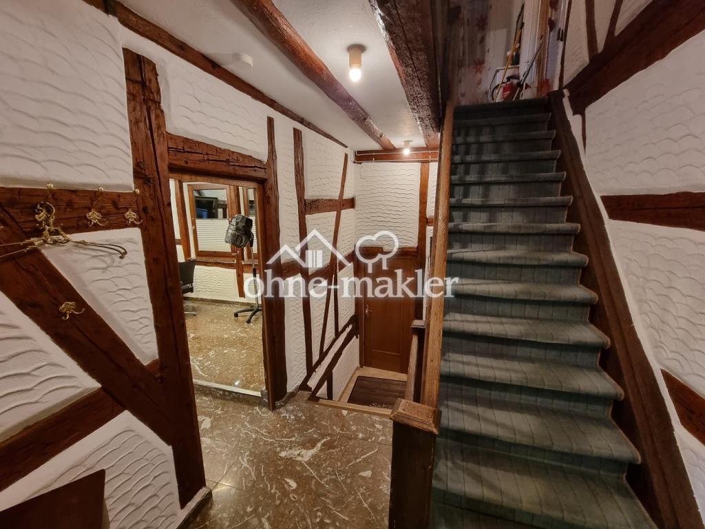 12) Treppe zur Wohnung