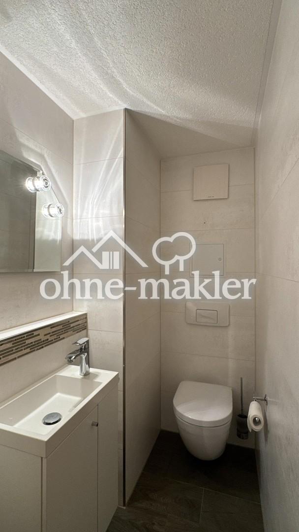 separates WC mit Waschtisch