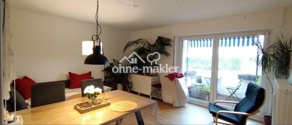 Wohnzimmer mit Balkon