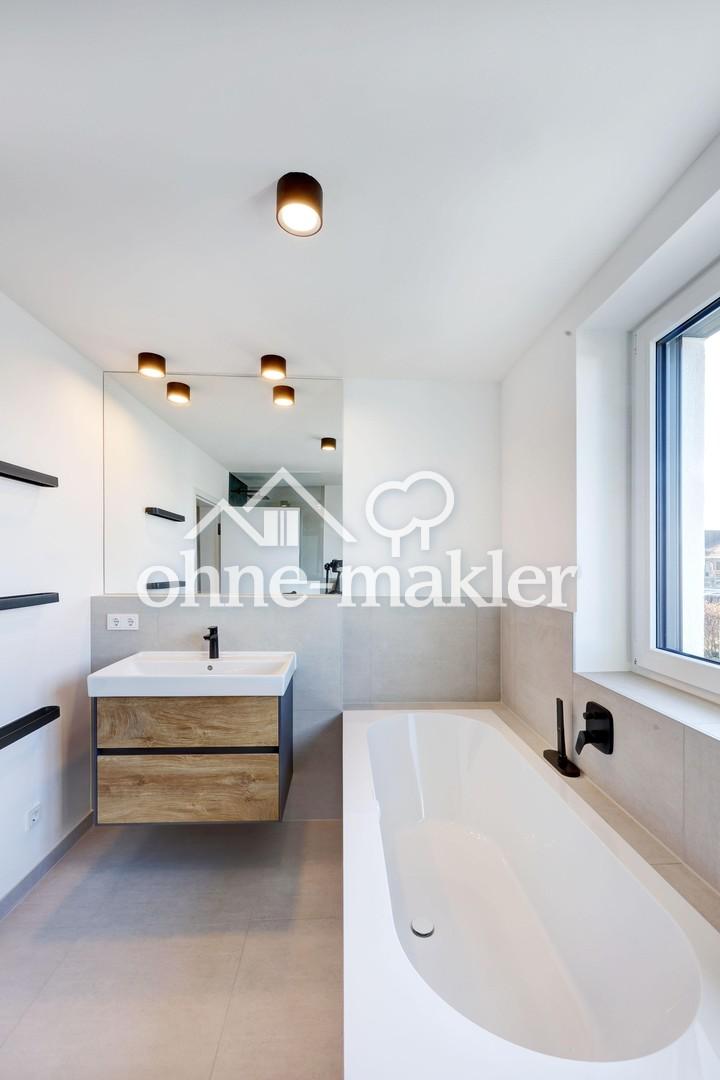 1.OG: Bad mit Wanne&Dusche