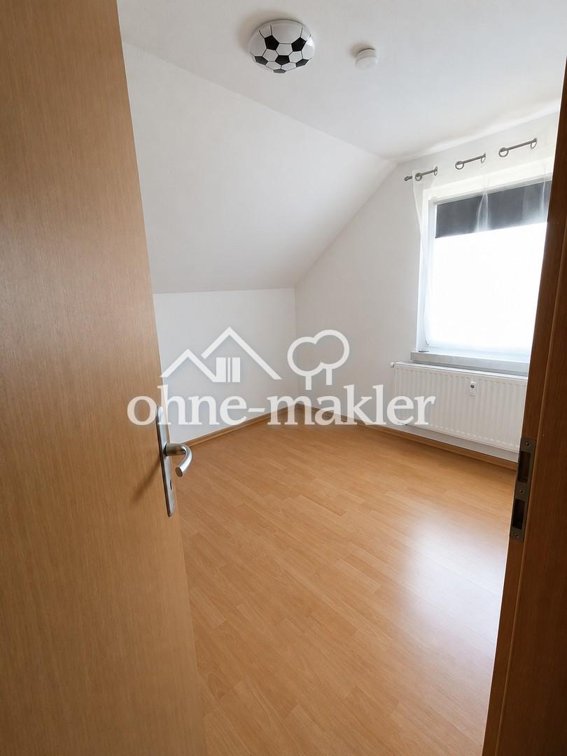 Elterlein: Sonnige 3-Zimmer-DG-Wohnung mit Kamin und Einbauküche in ruhiger Neubauanlage - Photo 1