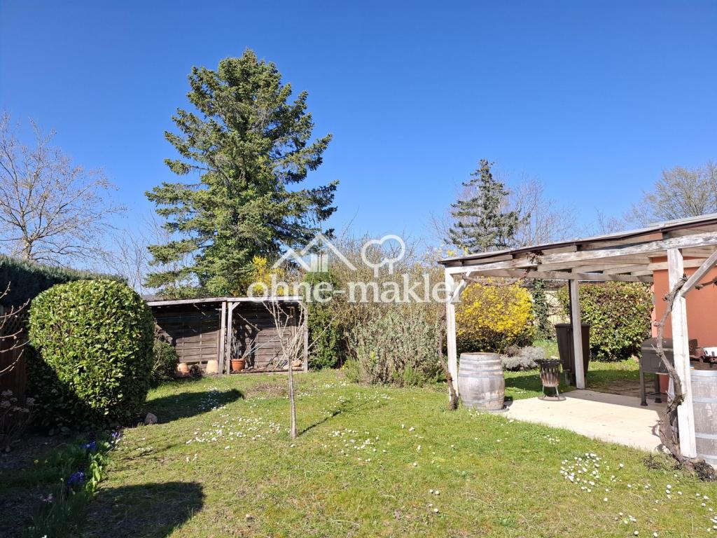 Garten mit Brennholzspeicher