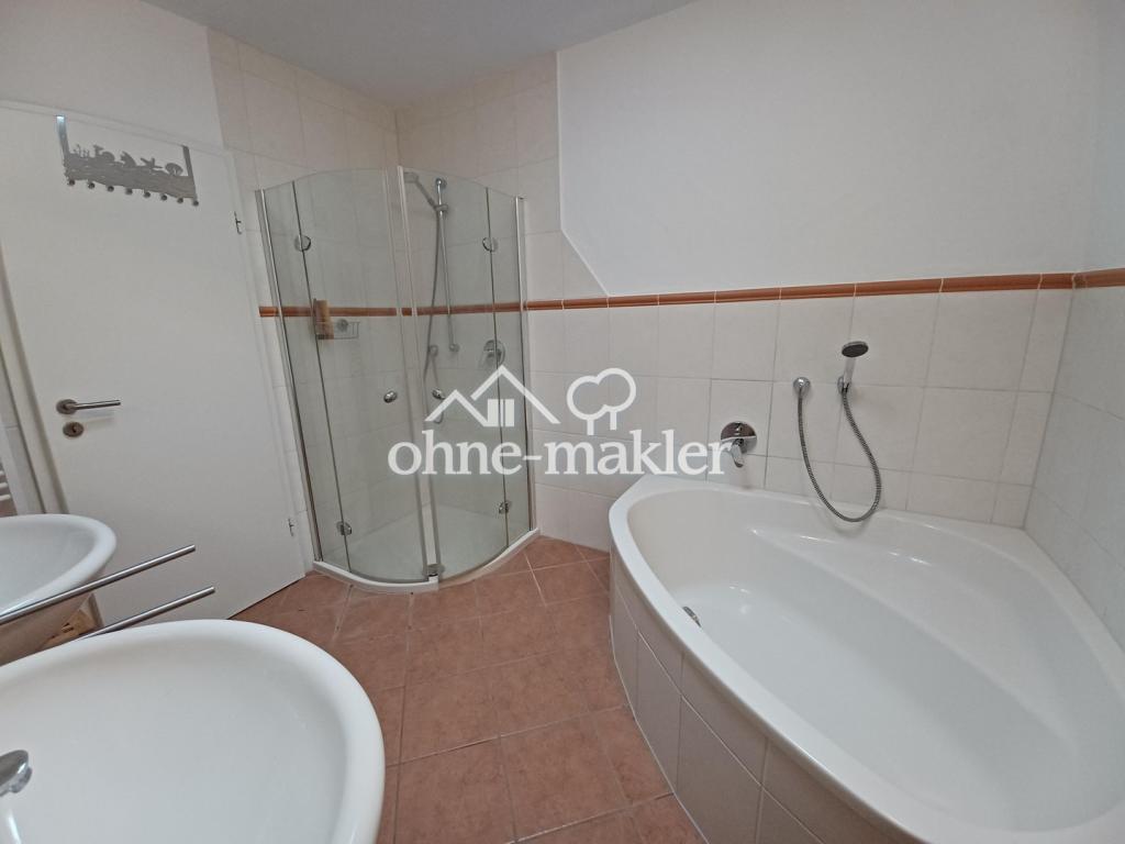 Bad mit Badewanne und Dusche