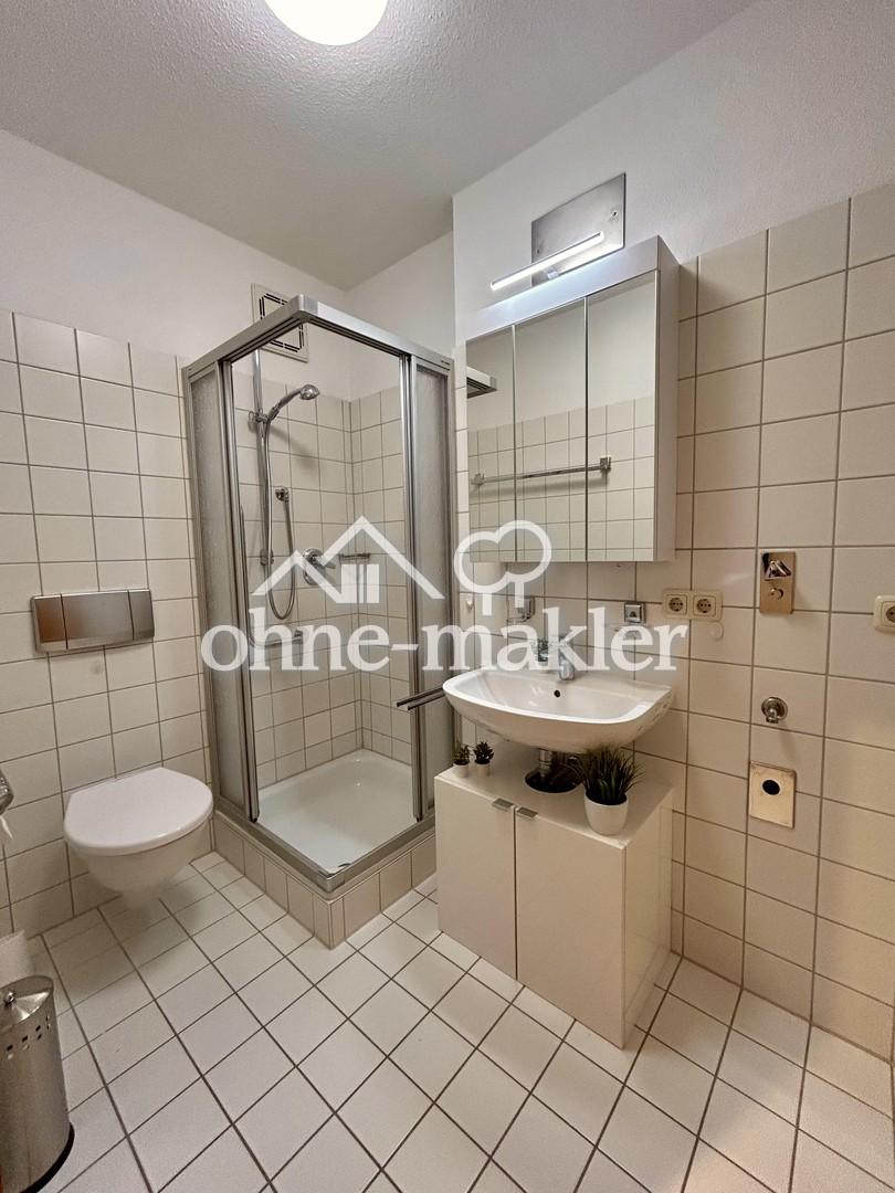 Bad mit Dusche, Spiegelschrank