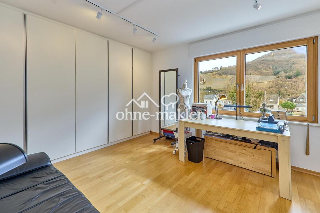 Zimmer mit Einbauschränken