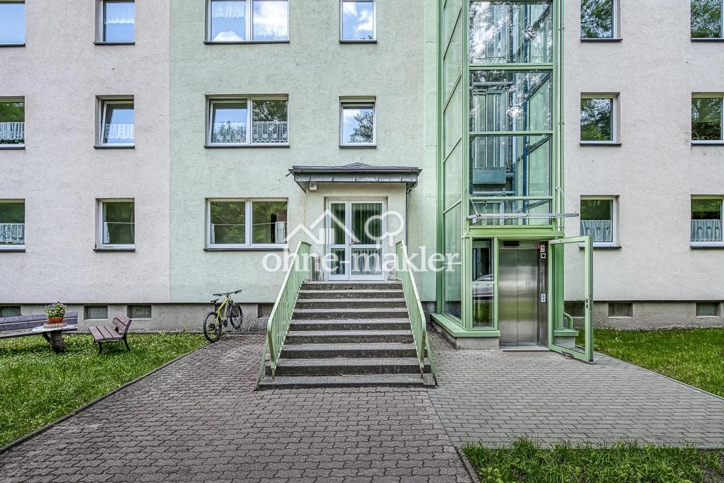 Hauseingangsbereich mit Lift