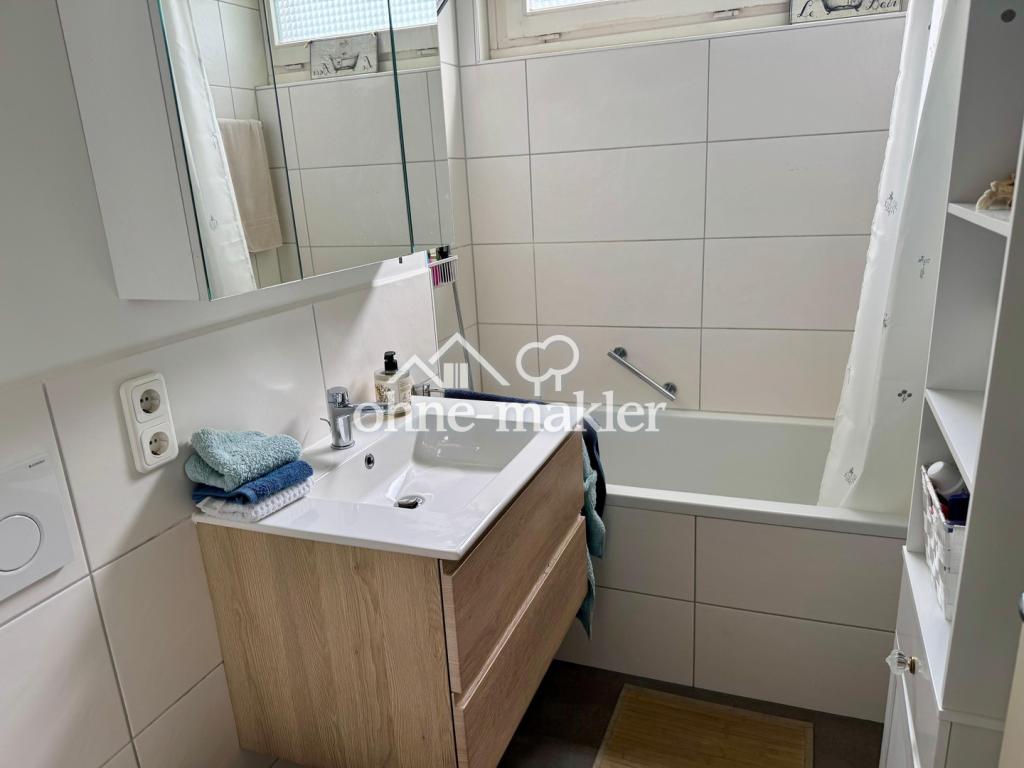 Bad mit Badewanne und Fenster