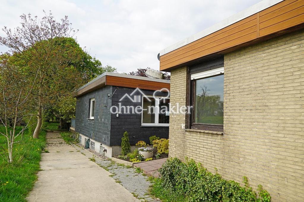 Weg entlang des Hauses