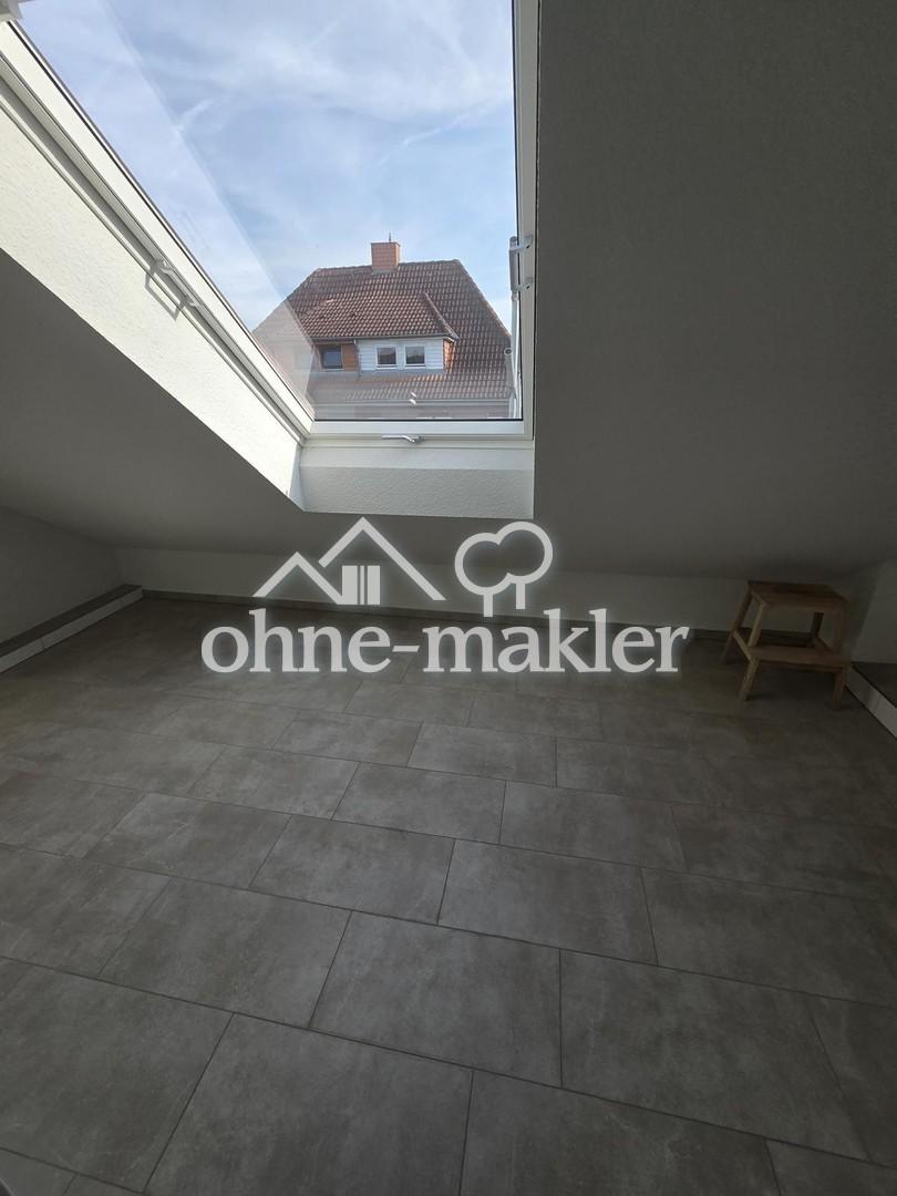 Zimmer mit großer Fensterfront