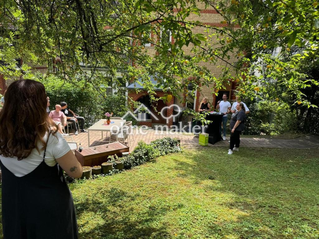 Gemeinsames Grillen im Garten