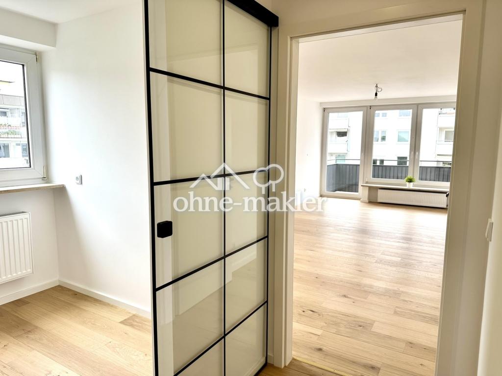 Blick in Küche und Wohnzimmer