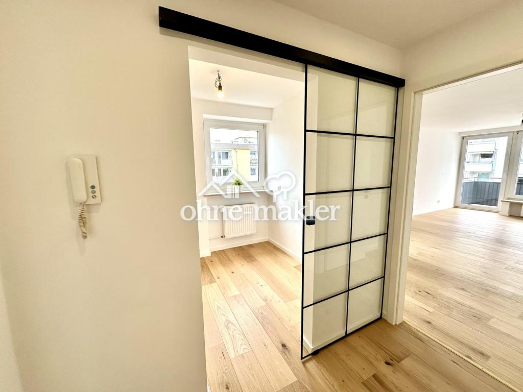 Blick in Küche und Wohnzimmer