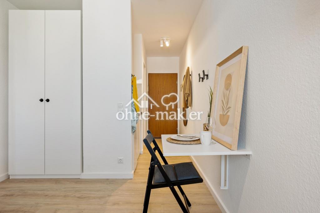 Kleiderschrank und Esstisch
