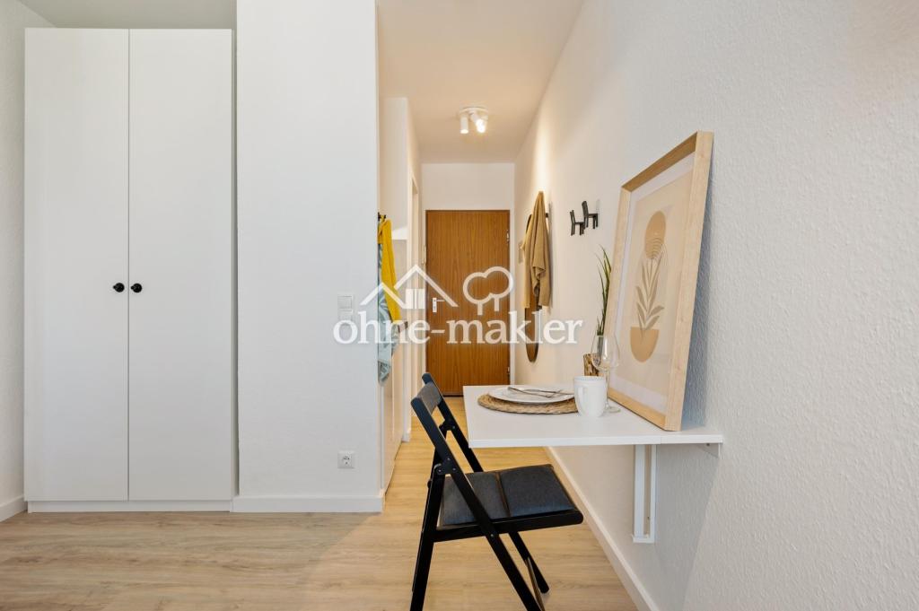 Kleiderschrank und Esstisch