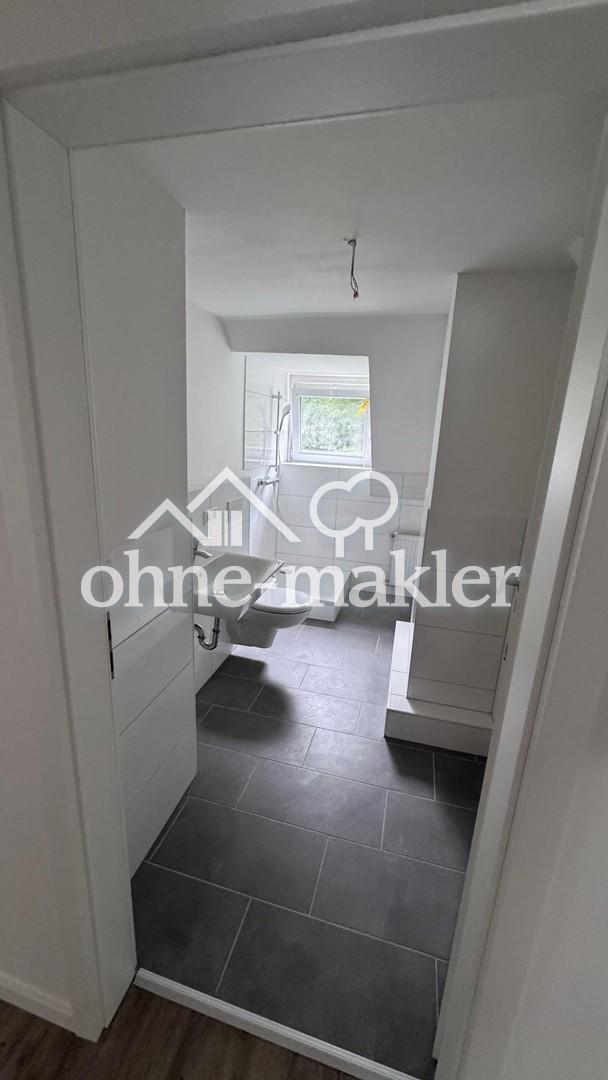 Zwei moderne Badezimmer