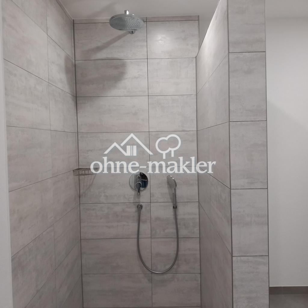 Großes Badezimmer mit Dusche