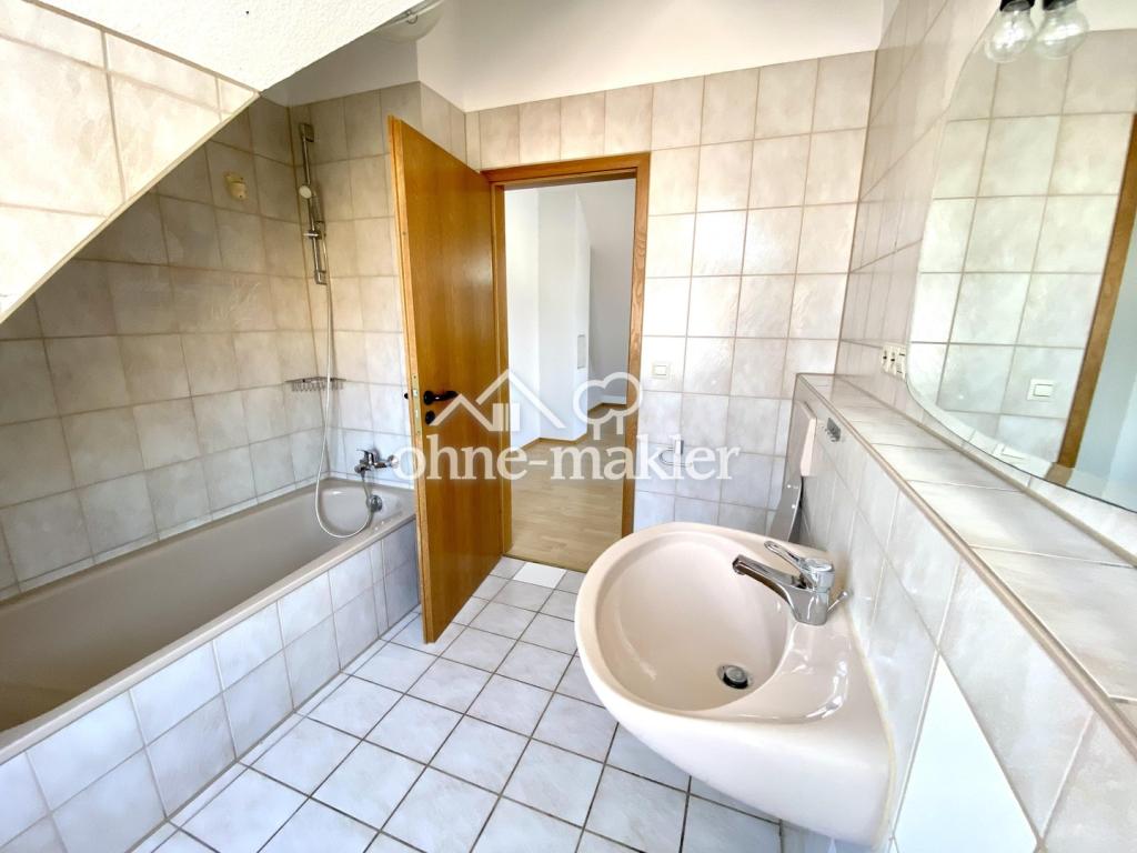helles Bad mit Badewanne oben