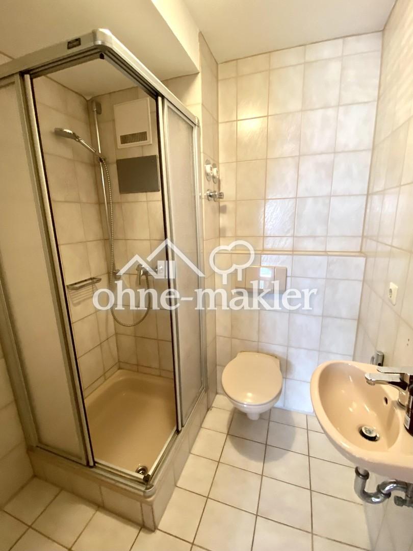 Dusche & WC im Eingangsbereich