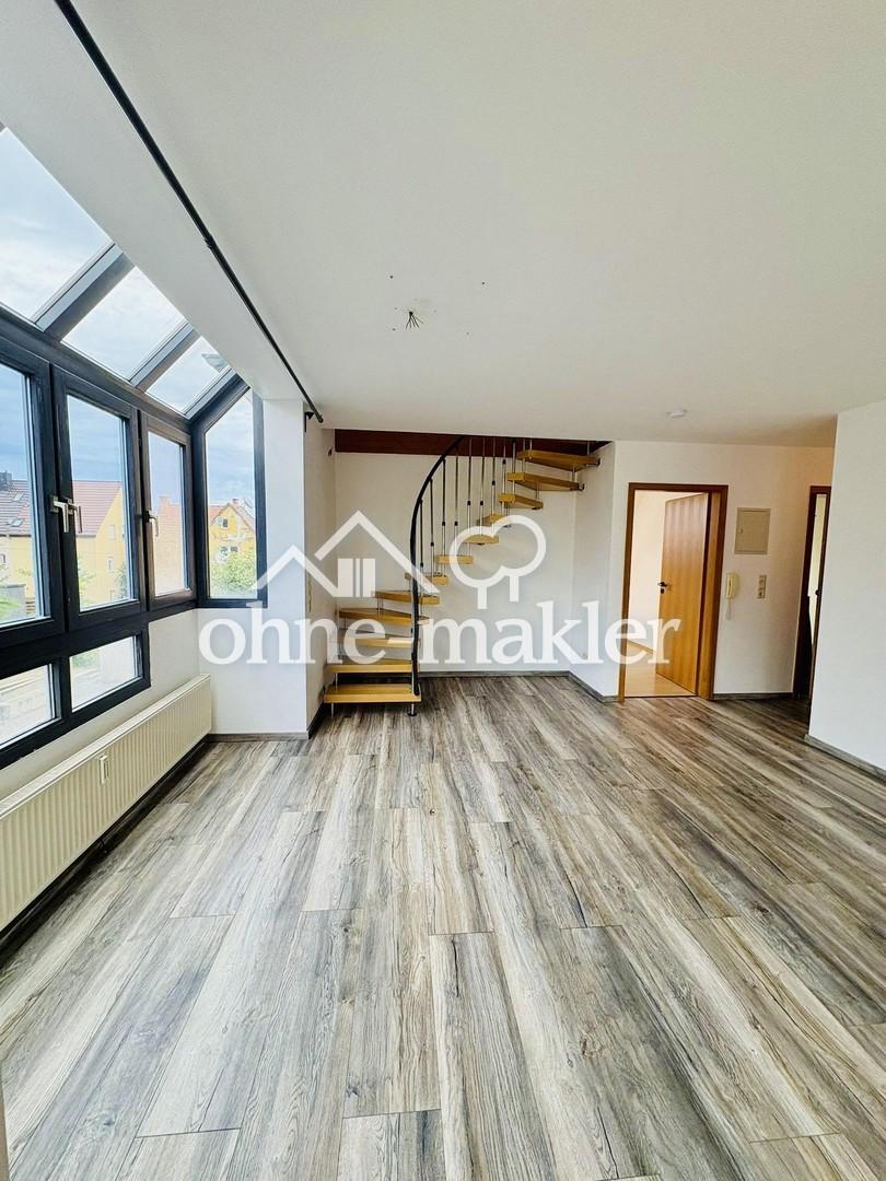 Wohnzimmer mit Treppenaufgang