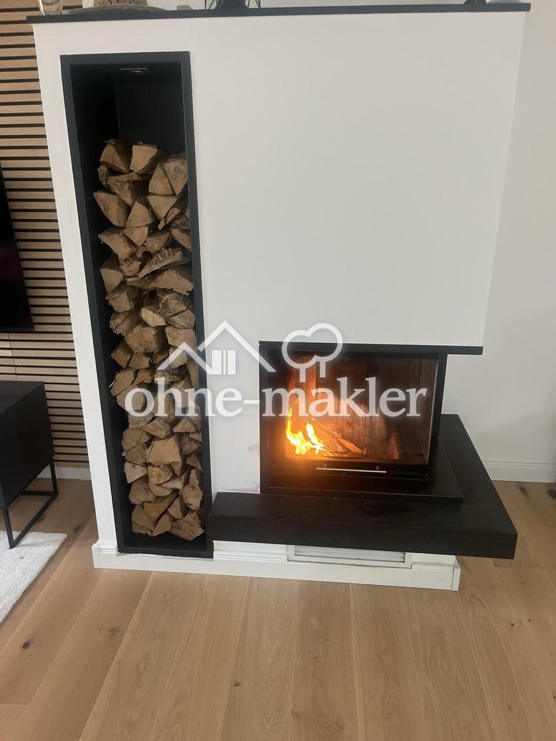 Moderner Holzofenkamin