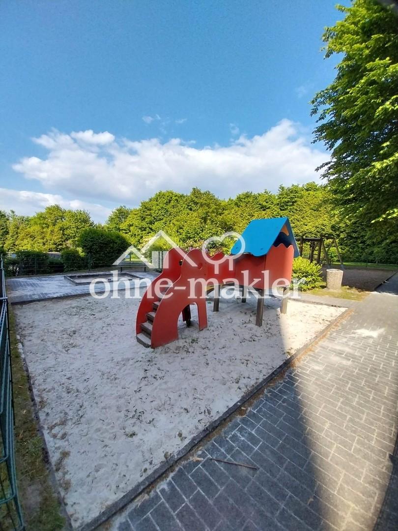 Spielplatz neben Haus