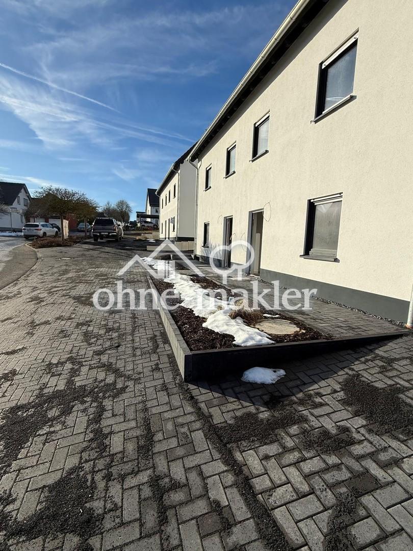 Hausansicht mit Stellplätzen