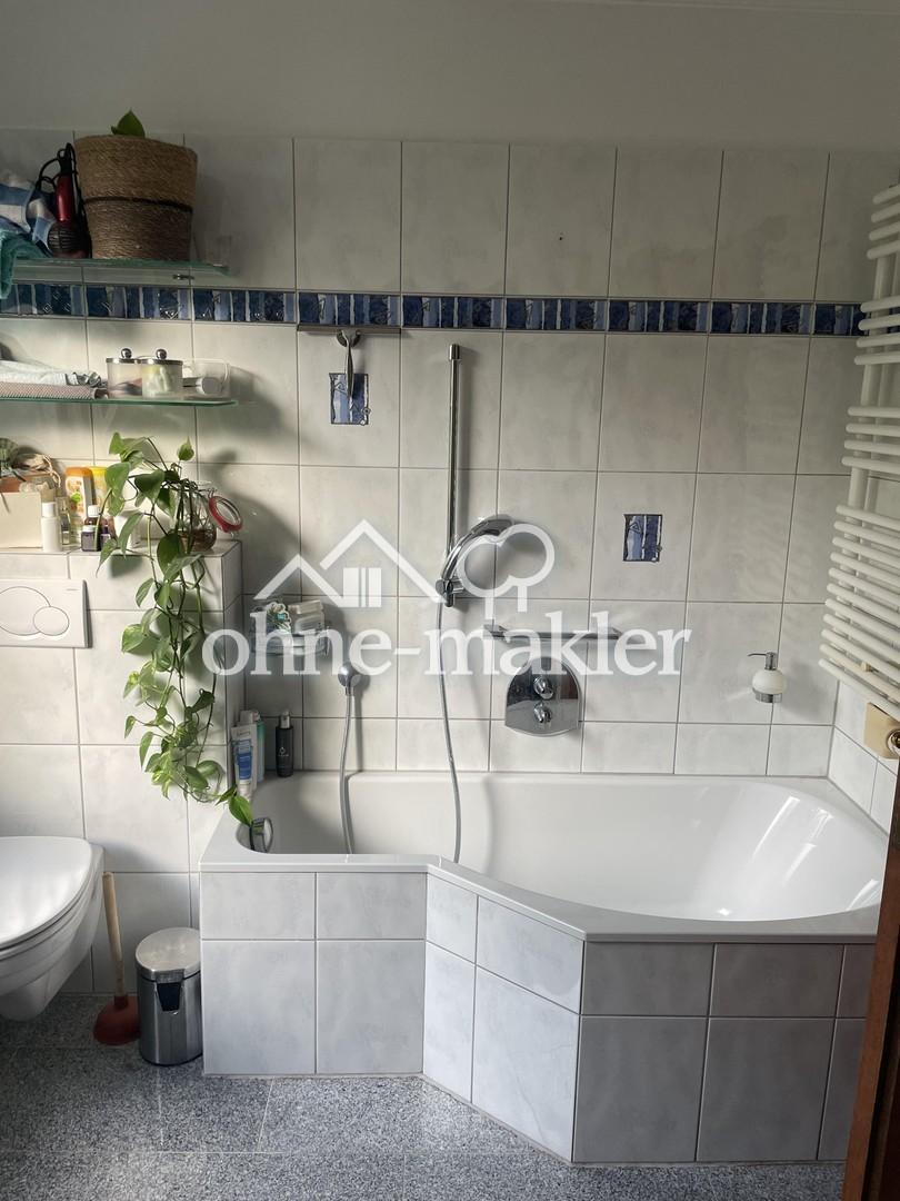 Bad mit Badewanne und Dusche