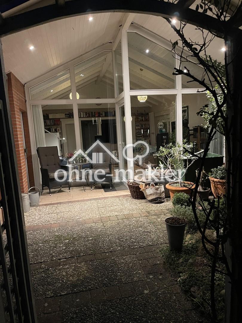 helles Wohnzimmer mit Terrasse
