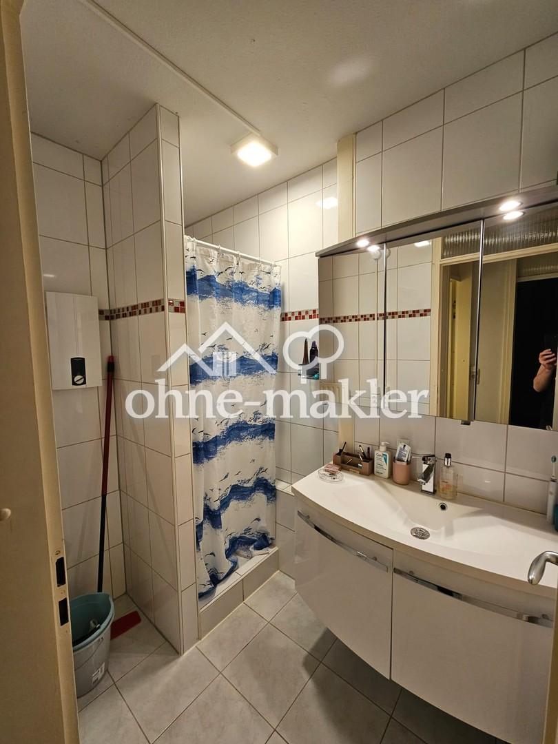 Bad mit Dusche und Waschbecken