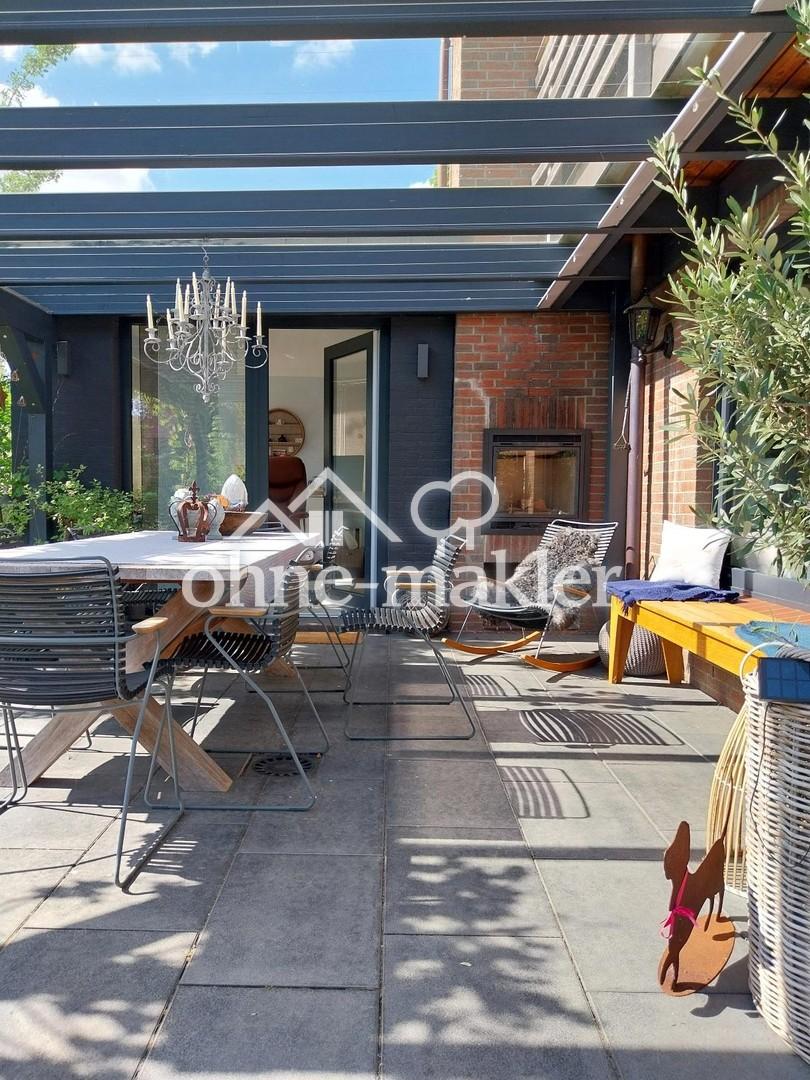 Terrasse mit Kamin und Büro