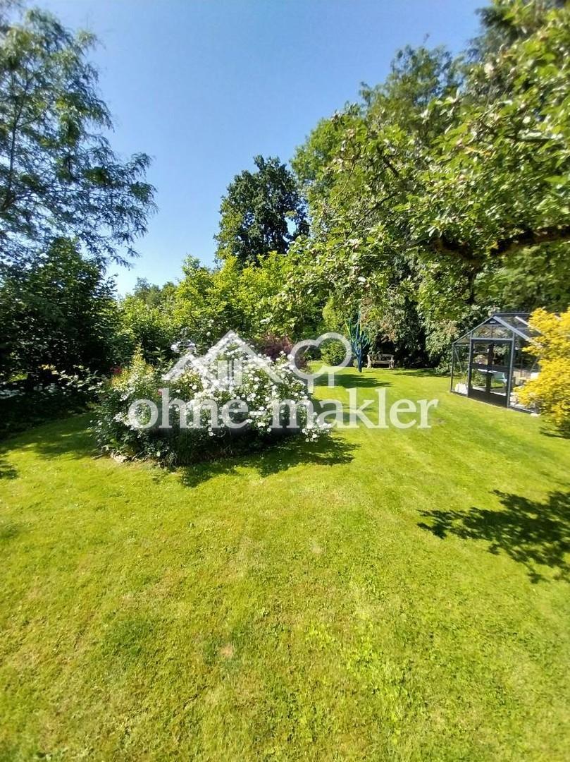Garten mit Gewächshaus
