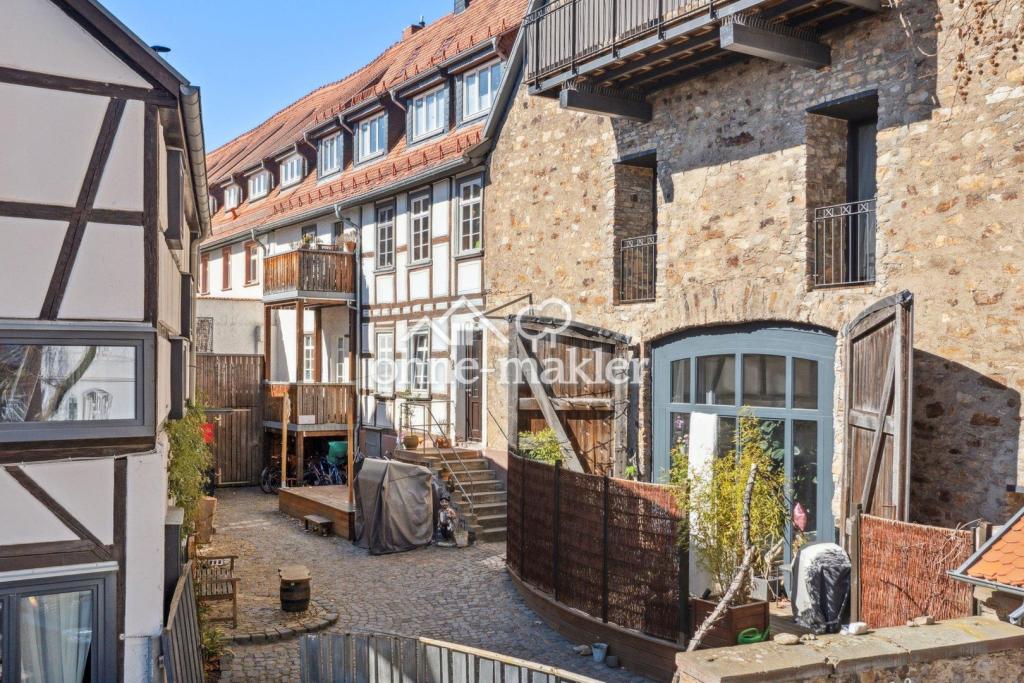 Innenhof mit den zwei Balkonen