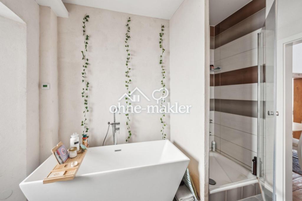 Badewanne und Dusche