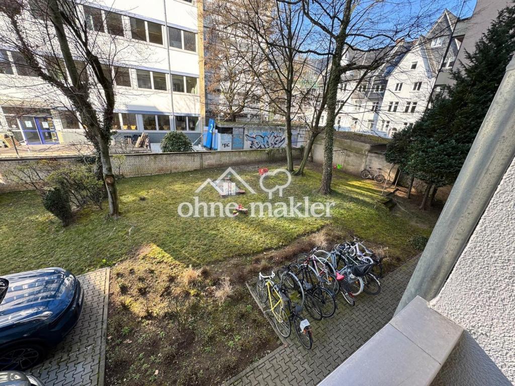 Blick in Garten von Balkon