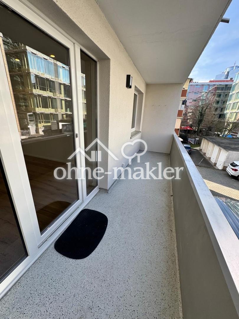 Balkon mit Blick in Garten