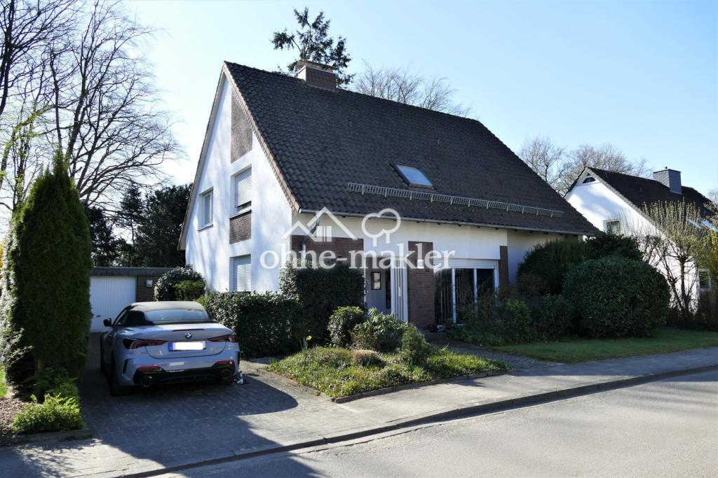 Nordseite mit Eingang u.Garage