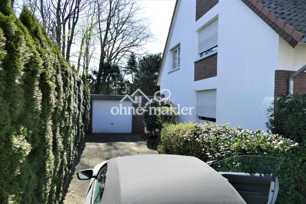 Einfahrt mit Garage