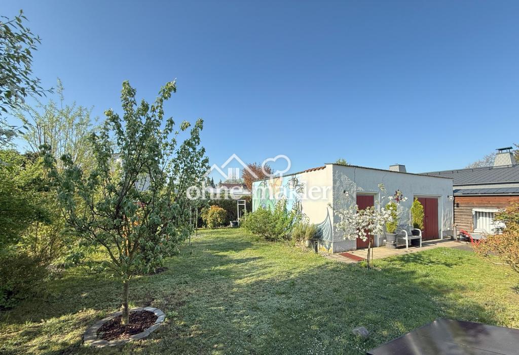 Garten mit Garage